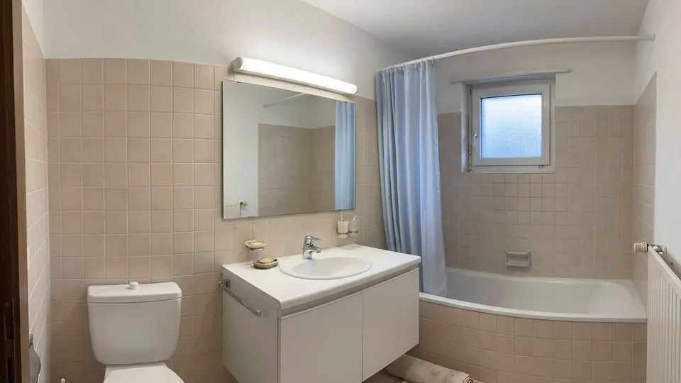 Avant — salle de bain avant rénovation à Saint-Cloud (92)