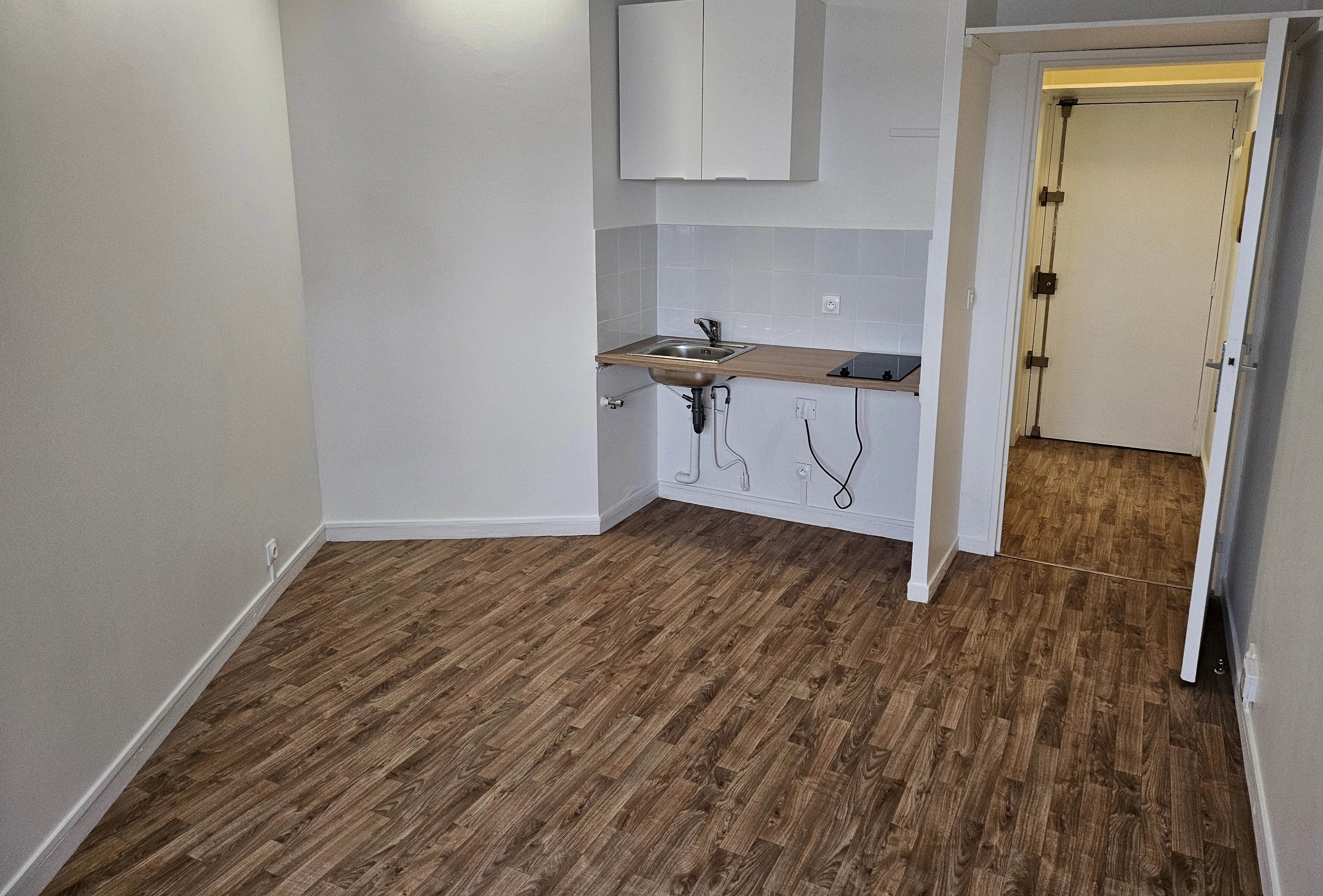 Après — salon rénové entre deux locataires par Stelovia