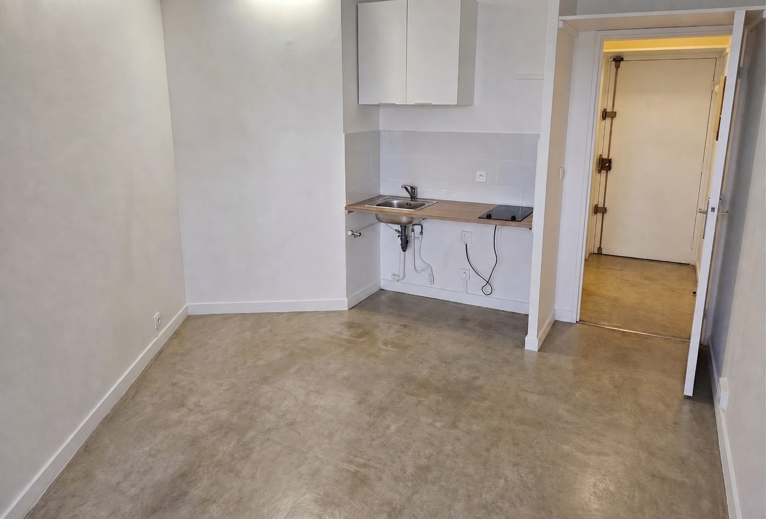 Avant — salon avant réhabilitation entre deux locataires